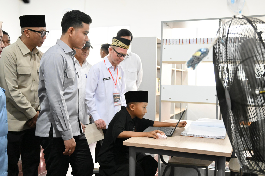 Wapres Gibran Rakabuming meninjau Sekolah Rakyat Terintegrasi 35 Bandar Lampung (Ashar/Foto: Setwapres/SinPo.id)
