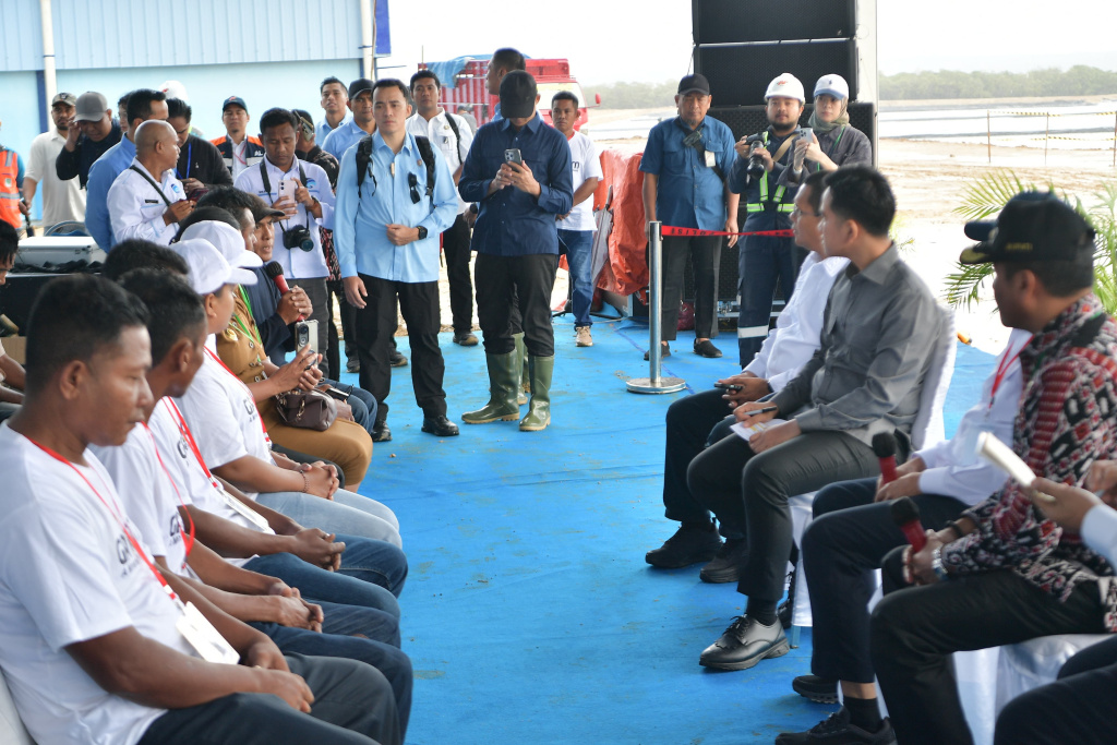 Wapres Gibran Rakabuming meninjau Kawasan Sentra Industri Garam Nasional (K-SIGN) di Rote Timur (Ashar/Foto: Setwapres/SinPo.id)