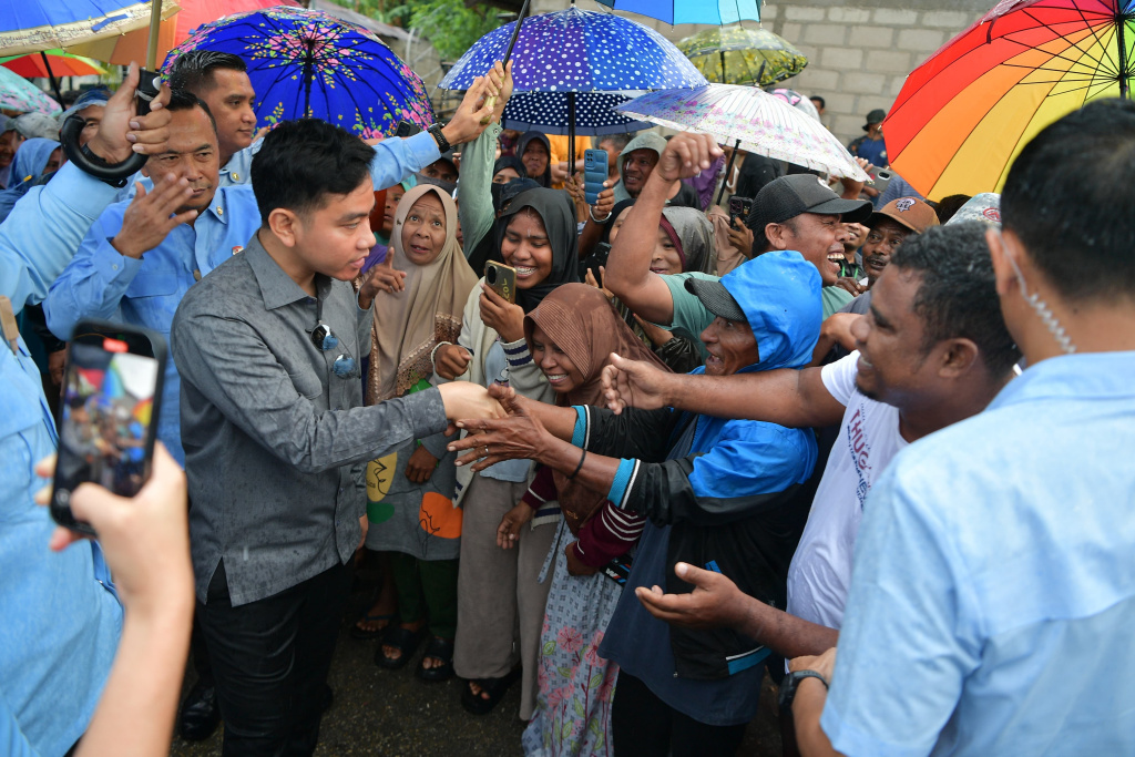 Wapres Gibran Rakabuming meninjau Kawasan Sentra Industri Garam Nasional (K-SIGN) di Rote Timur (Ashar/Foto: Setwapres/SinPo.id)
