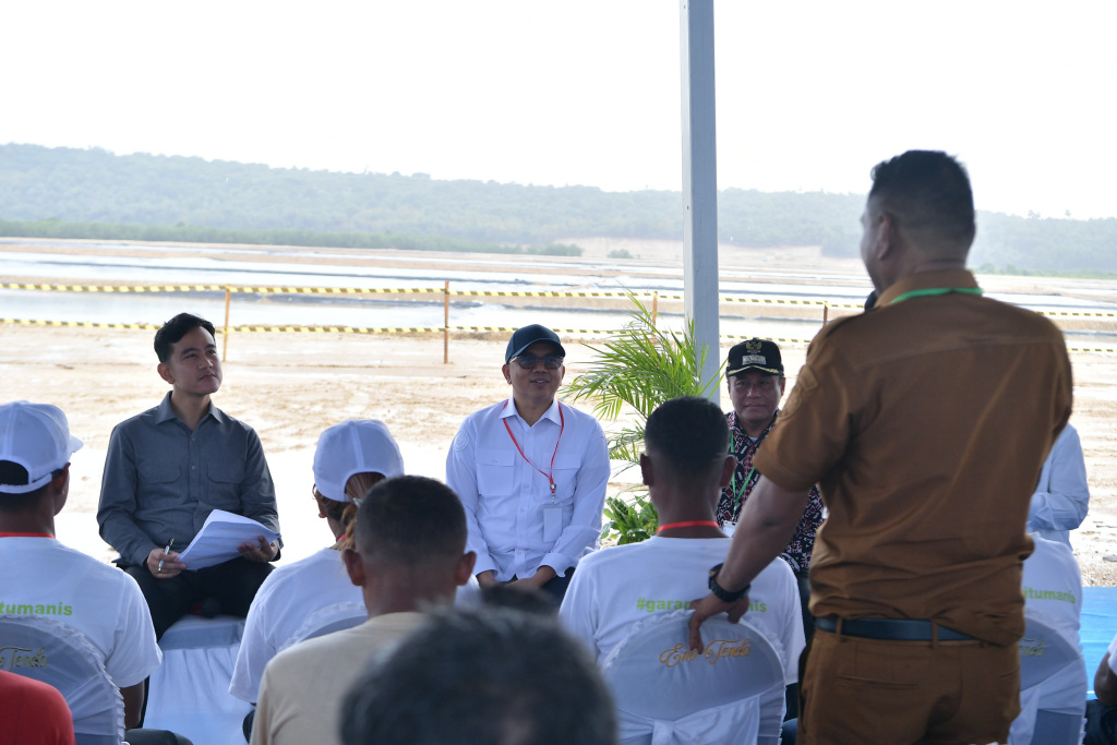 Wapres Gibran Rakabuming meninjau Kawasan Sentra Industri Garam Nasional (K-SIGN) di Rote Timur (Ashar/Foto: Setwapres/SinPo.id)