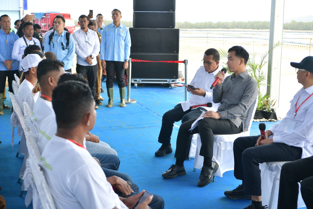 Wapres Gibran Rakabuming meninjau Kawasan Sentra Industri Garam Nasional (K-SIGN) di Rote Timur (Ashar/Foto: Setwapres/SinPo.id)