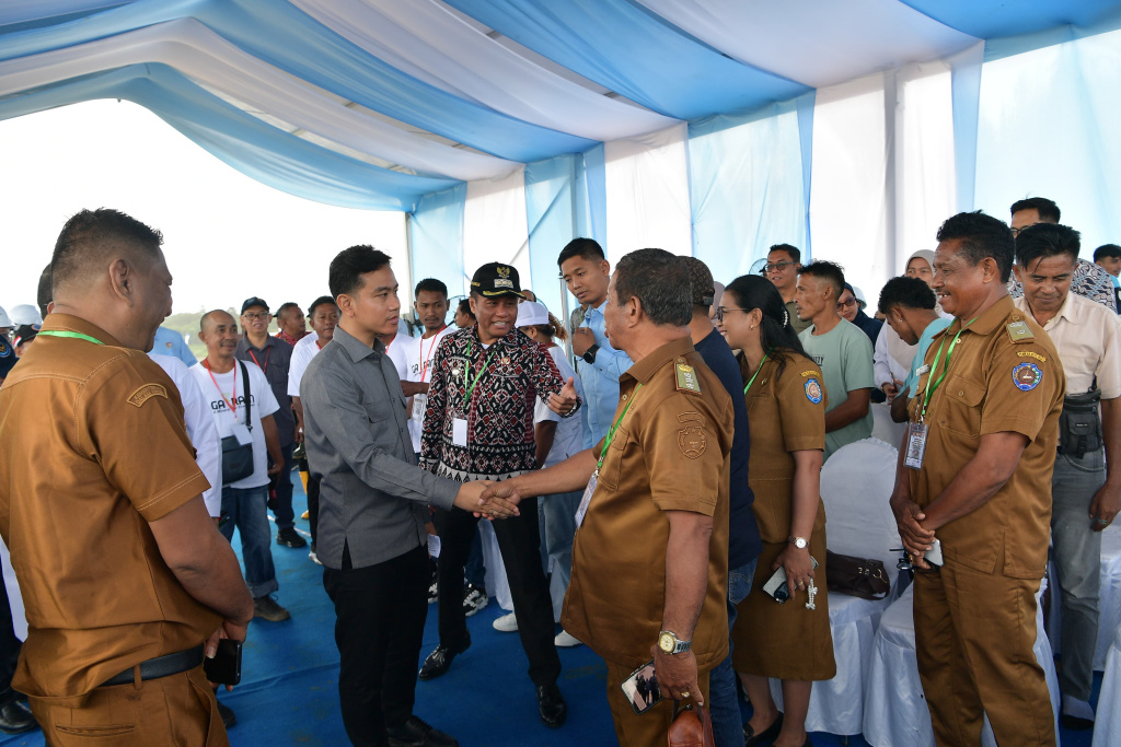 Wapres Gibran Rakabuming meninjau Kawasan Sentra Industri Garam Nasional (K-SIGN) di Rote Timur (Ashar/Foto: Setwapres/SinPo.id)
