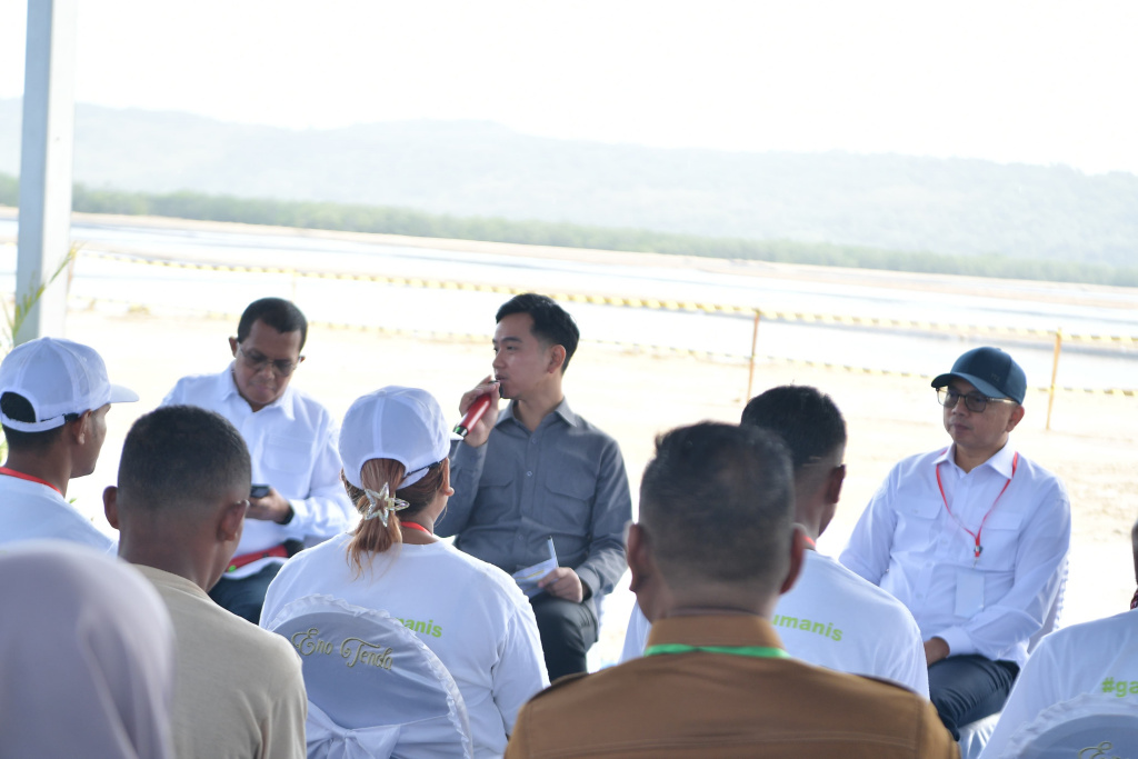 Wapres Gibran Rakabuming meninjau Kawasan Sentra Industri Garam Nasional (K-SIGN) di Rote Timur (Ashar/Foto: Setwapres/SinPo.id)