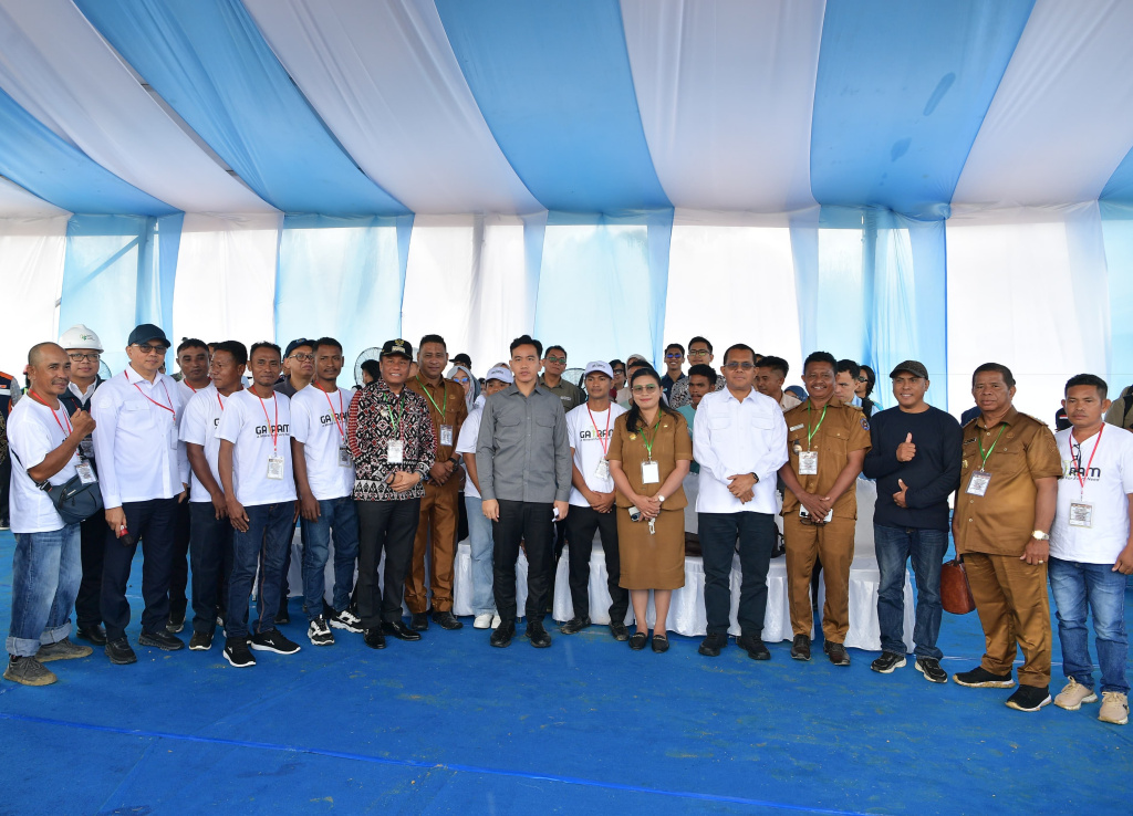 Wapres Gibran Rakabuming meninjau Kawasan Sentra Industri Garam Nasional (K-SIGN) di Rote Timur (Ashar/Foto: Setwapres/SinPo.id)