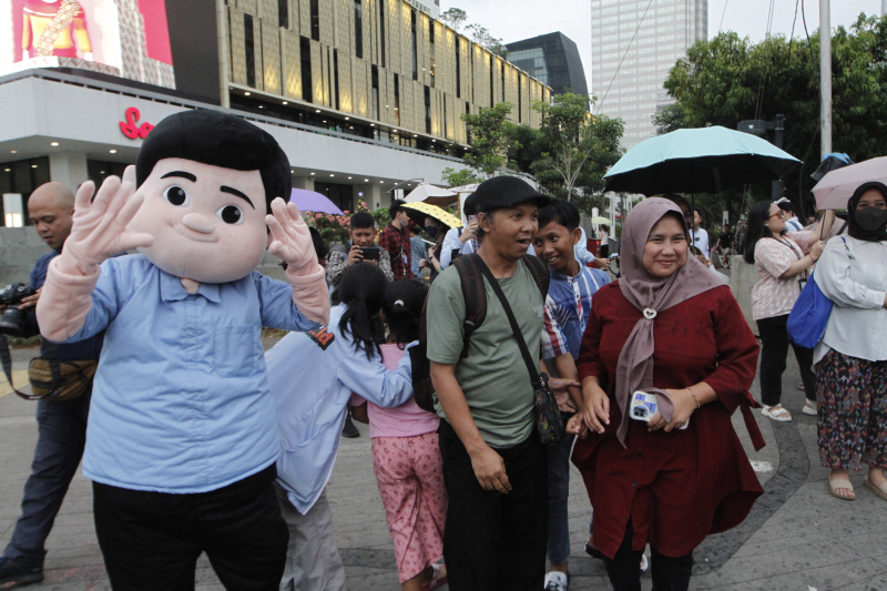 TKN Fanta HQ Prabowo-Gibran gelar pembagian susu gratis kepada anak-anak di Sarinah dan FX Sudirman (Ashar/SinPo.id)