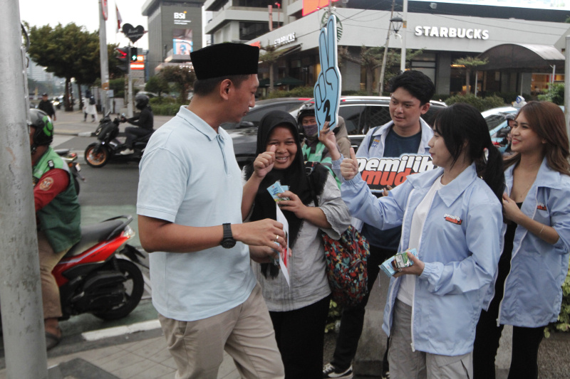 TKN Fanta HQ Prabowo-Gibran gelar pembagian susu gratis kepada anak-anak di Sarinah dan FX Sudirman (Ashar/SinPo.id)