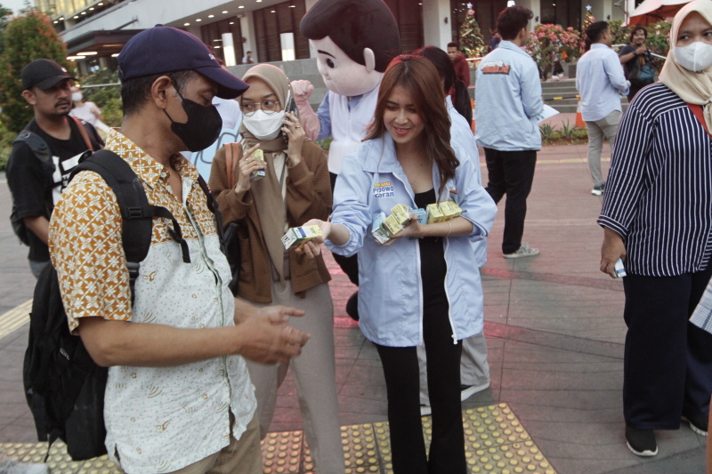 TKN Fanta HQ Prabowo-Gibran gelar pembagian susu gratis kepada anak-anak di Sarinah dan FX Sudirman (Ashar/SinPo.id)