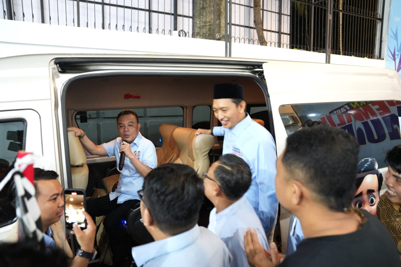 Ketua Strategis TKN Prabowo-Gibran Prof Sufmi Dasco Ahmad melepas mobil roadshow TKN Fanta HQ Pemilih Muda untuk berkeliling 200 Kabupaten/Kota untuk pemilih muda memenangkan Prabowo-Gibran satu putaran (Ashar/SinPo.id)