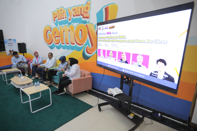 TKN Pink Fanta Prabowo-Gibran gelar diskusi tentang Stunting dan UMKM yang dibahas kemarin oleh Mas Gibran di Debat Cawapres (Ashar/SinPo.id)