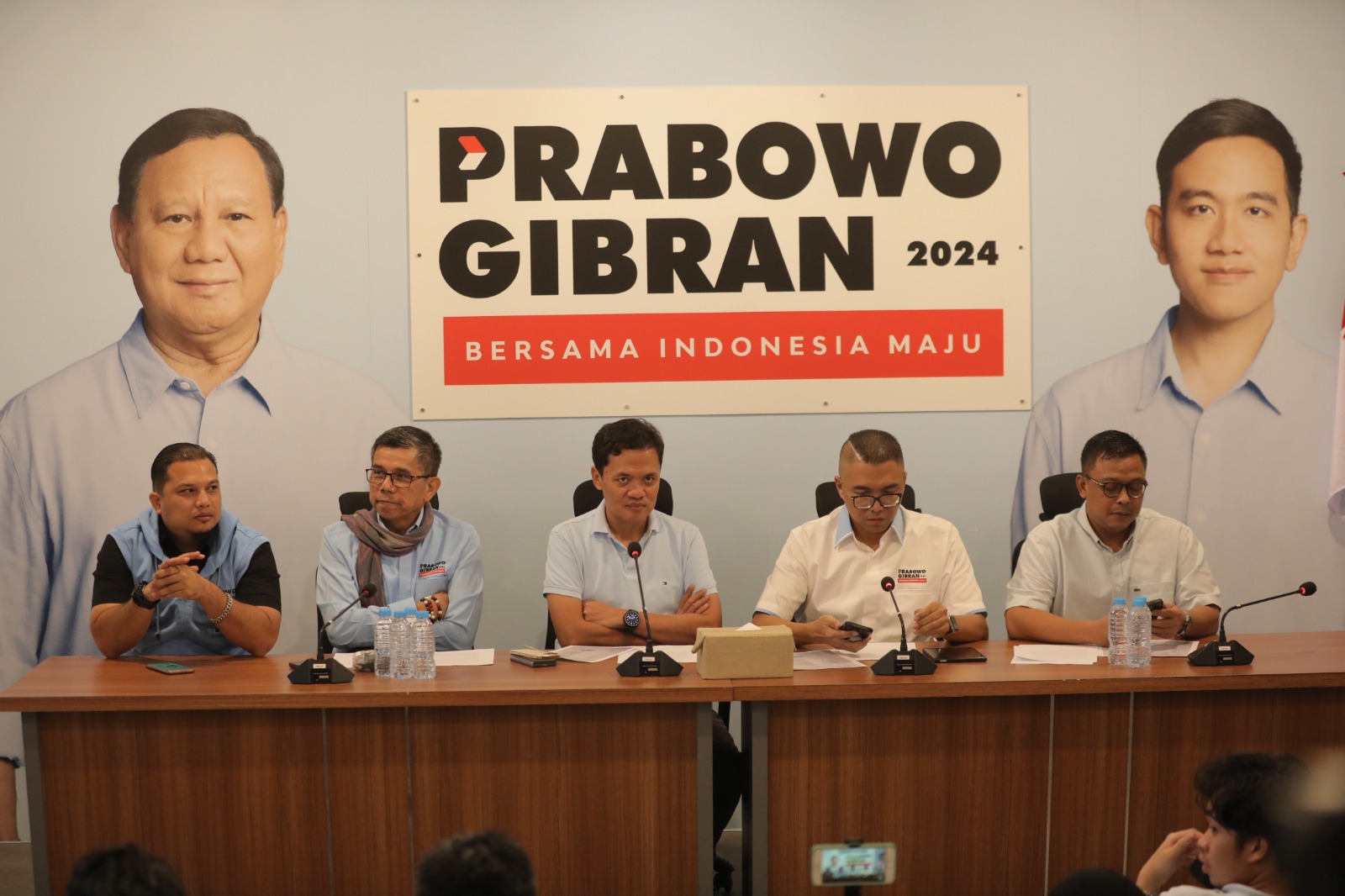 Wakil Ketua TKN Prabowo-Gibran Habiburokhman mengatakan tidak ada pelanggaran yang dilakukan oleh Gibran saat pembagian susu di area CFD (Ashar/SinPo.id)