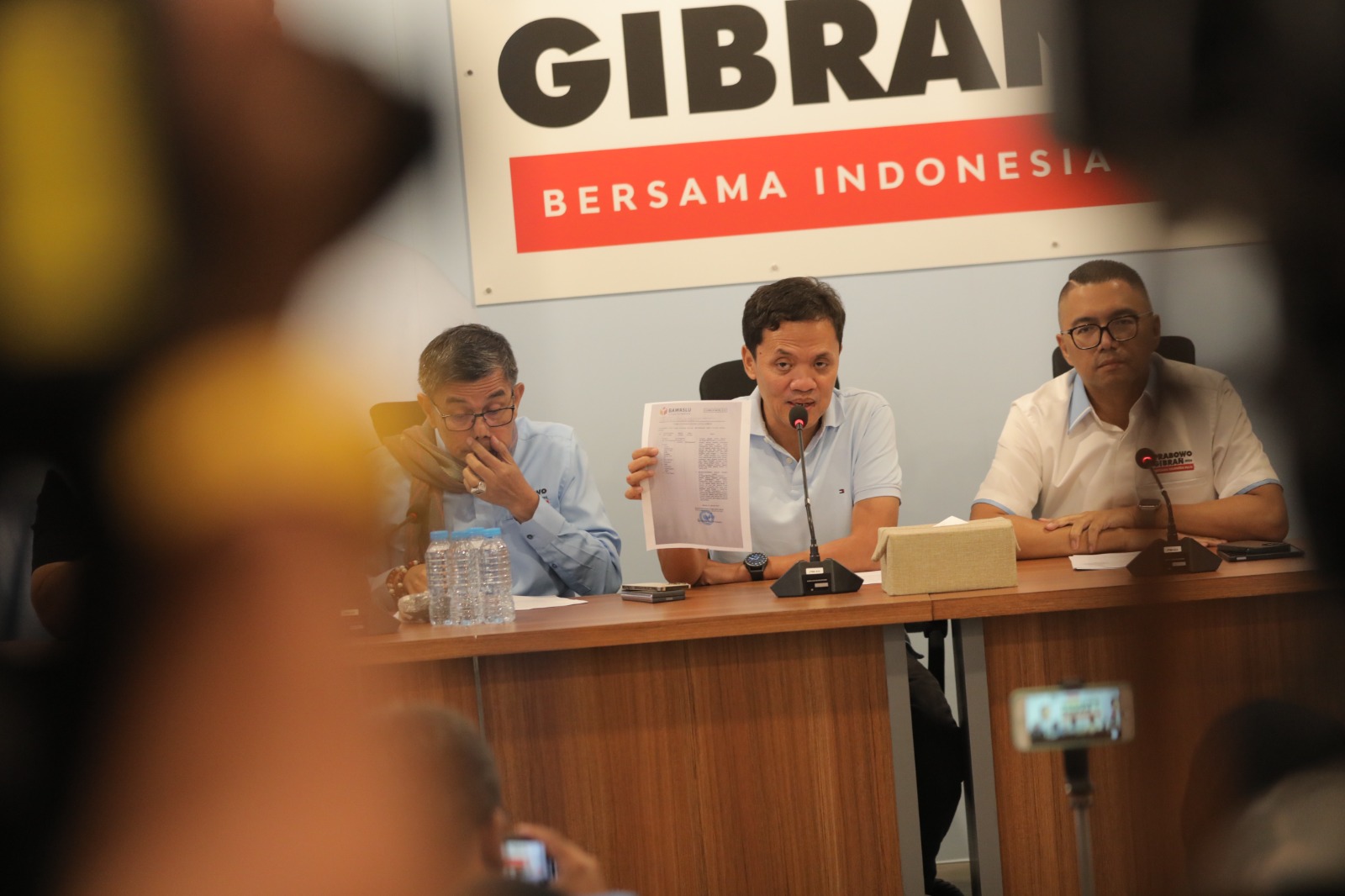 Wakil Ketua TKN Prabowo-Gibran Habiburokhman mengatakan tidak ada pelanggaran yang dilakukan oleh Gibran saat pembagian susu di area CFD (Ashar/SinPo.id)