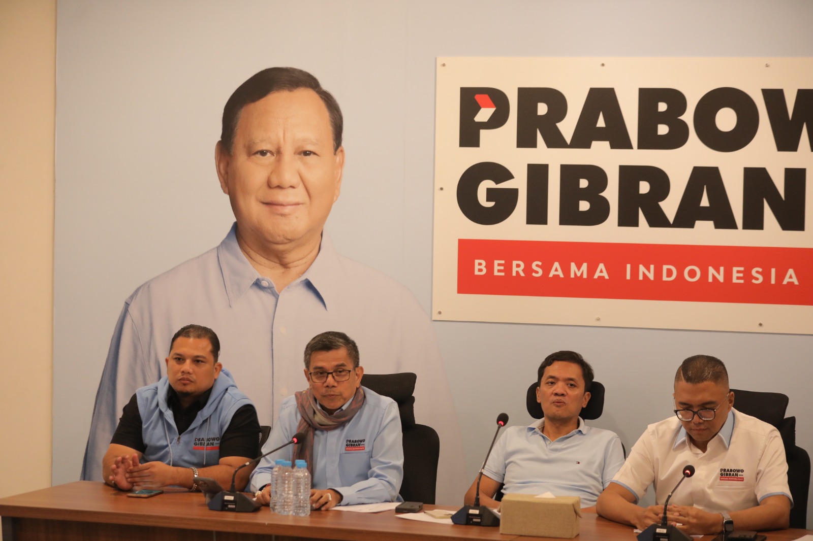 Wakil Ketua TKN Prabowo-Gibran Habiburokhman mengatakan tidak ada pelanggaran yang dilakukan oleh Gibran saat pembagian susu di area CFD (Ashar/SinPo.id)