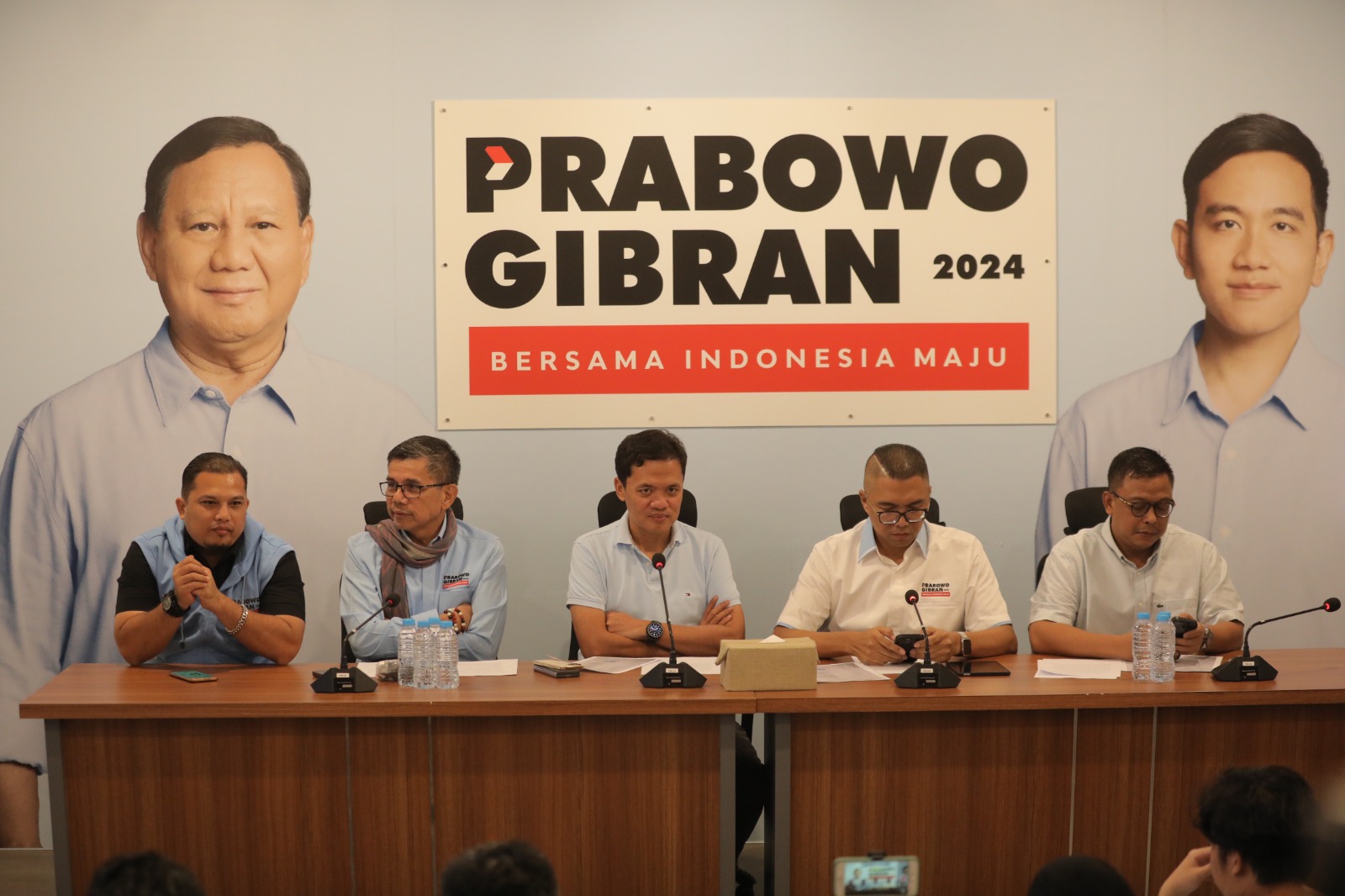 Wakil Ketua TKN Prabowo-Gibran Habiburokhman mengatakan tidak ada pelanggaran yang dilakukan oleh Gibran saat pembagian susu di area CFD (Ashar/SinPo.id)