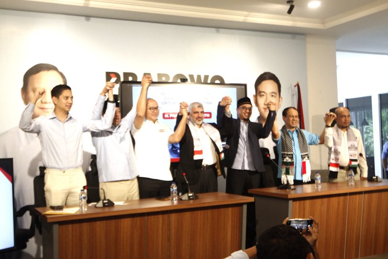 TKN Prabowo-Gibran menyerahkan dana bantuan kemanusiaan untuk Palestina sebesar Rp 5 miliar dari Capres Prabowo Subianto (Ashar/SinPo.id)