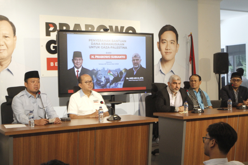 TKN Prabowo-Gibran menyerahkan dana bantuan kemanusiaan untuk Palestina sebesar Rp 5 miliar dari Capres Prabowo Subianto (Ashar/SinPo.id)
