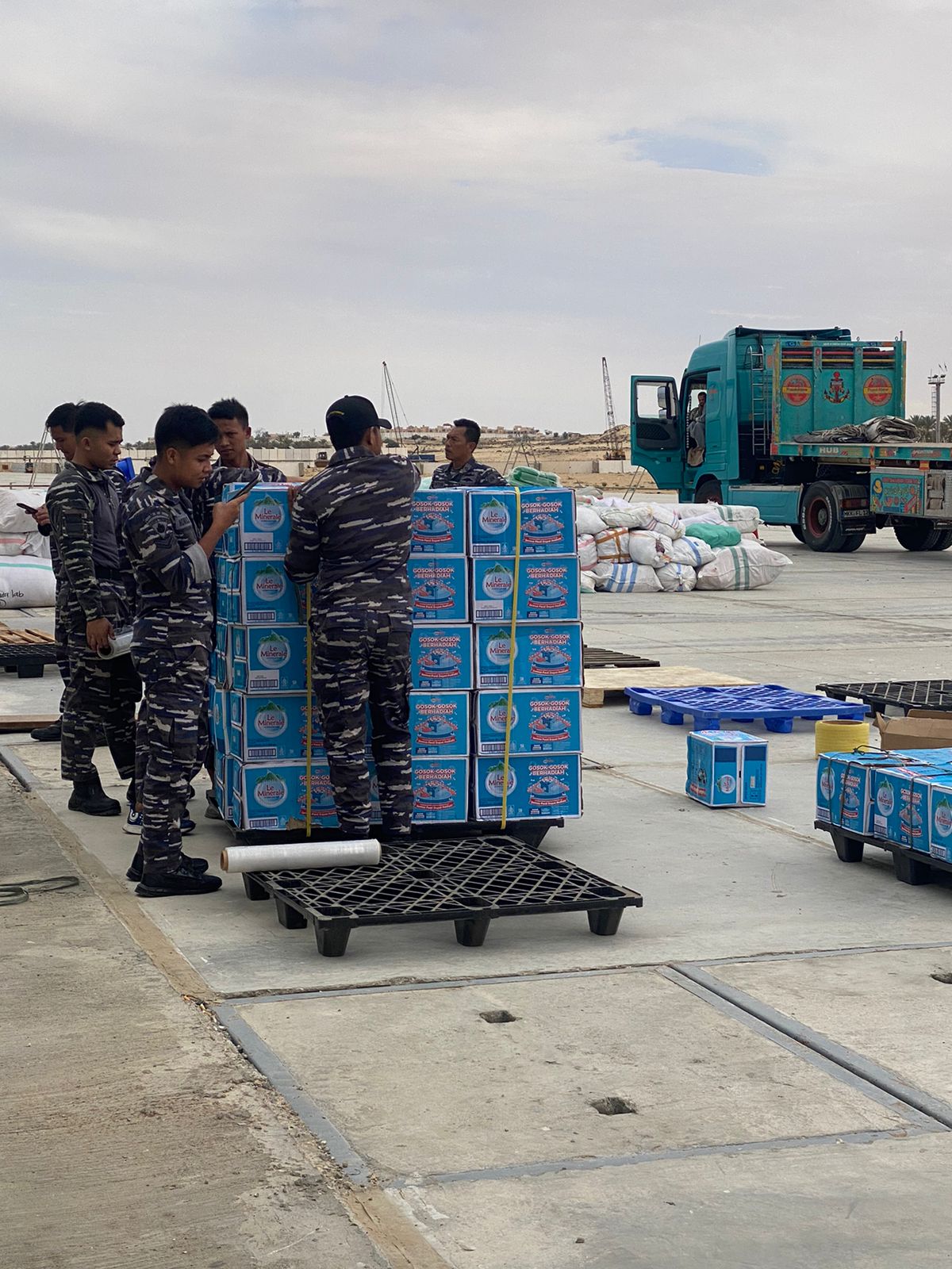 TNI-AL mengimkan bantuan dari air minum minerale untuk Palestina (Ashar/SinPo.id)