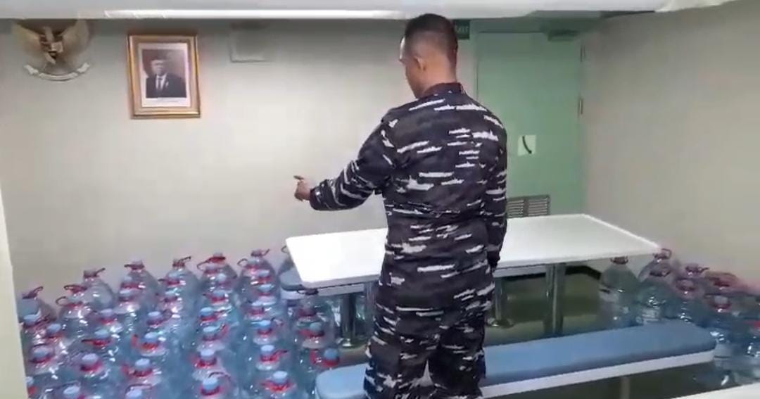 TNI-AL mengimkan bantuan dari air minum minerale untuk Palestina (Ashar/SinPo.id)