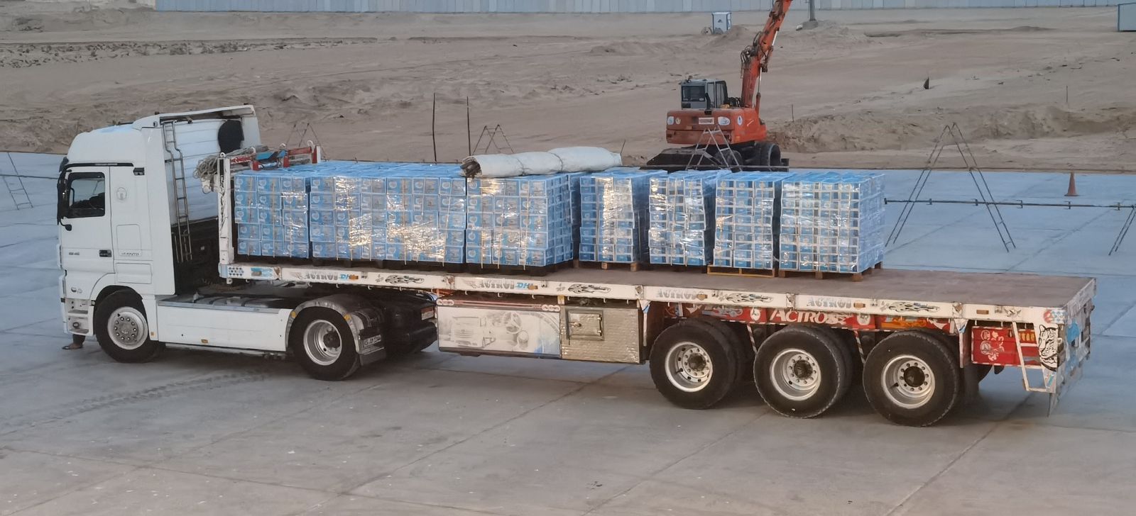 TNI-AL mengimkan bantuan dari air minum minerale untuk Palestina (Ashar/SinPo.id)