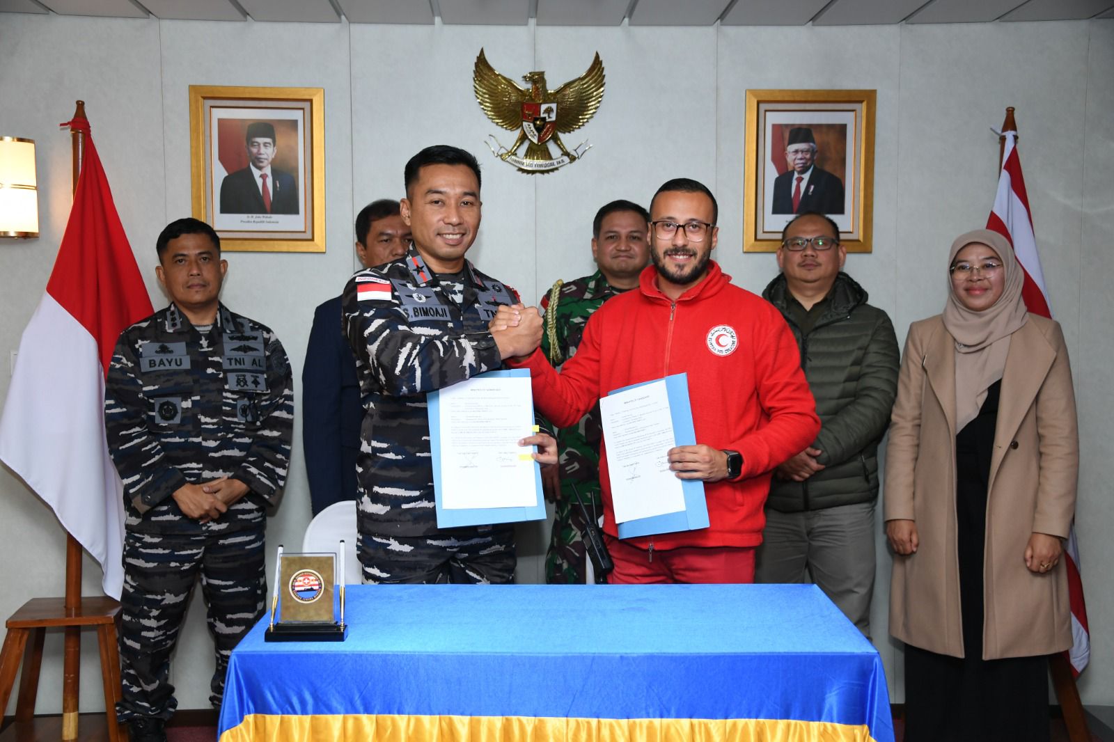 TNI-AL mengimkan bantuan dari air minum minerale untuk Palestina (Ashar/SinPo.id)