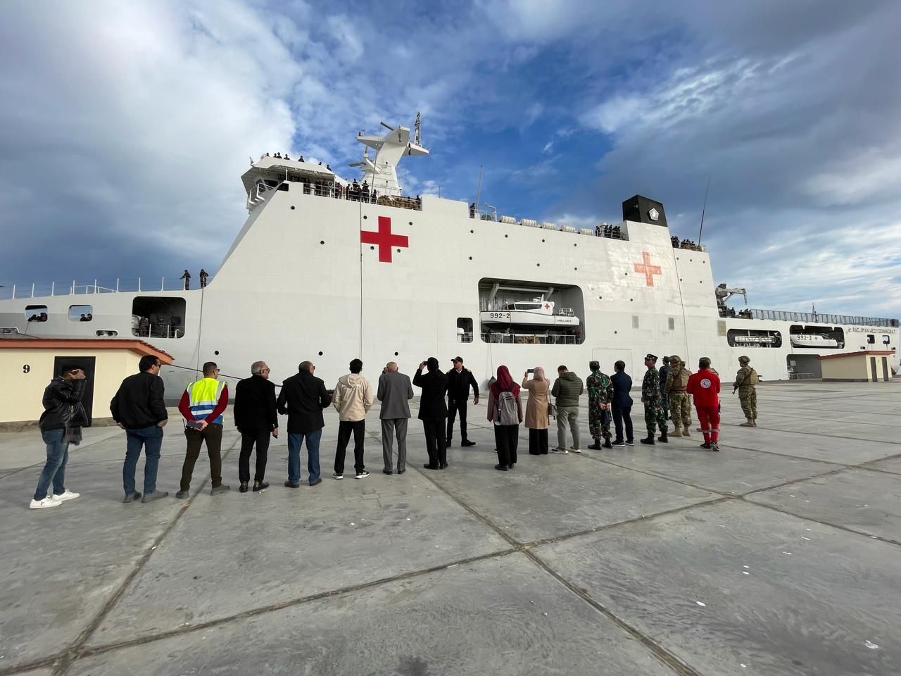 TNI-AL mengimkan bantuan dari air minum minerale untuk Palestina (Ashar/SinPo.id)