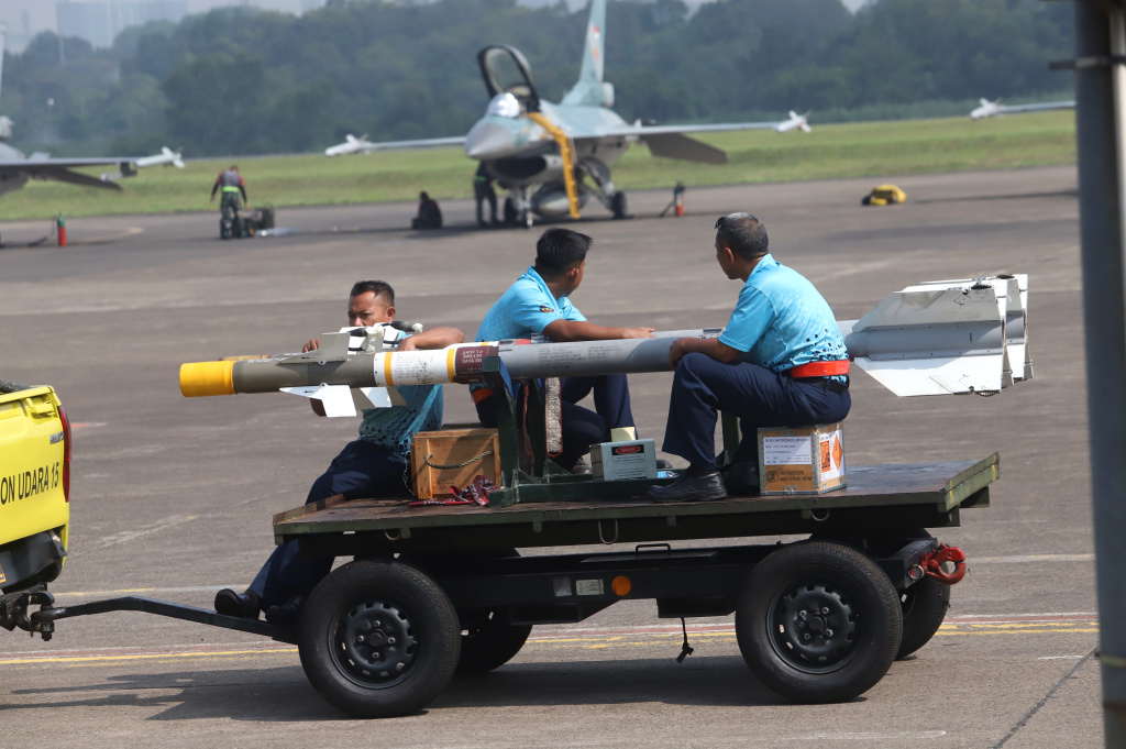 TNI-AU menggelar demo flight untuk menyambut HUT ke-80 TNI pada 5 Oktober di Monas (Ashar/SinPo.id)