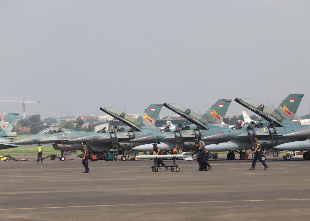 TNI-AU menggelar demo flight untuk menyambut HUT ke-80 TNI pada 5 Oktober di Monas (Ashar/SinPo.id)