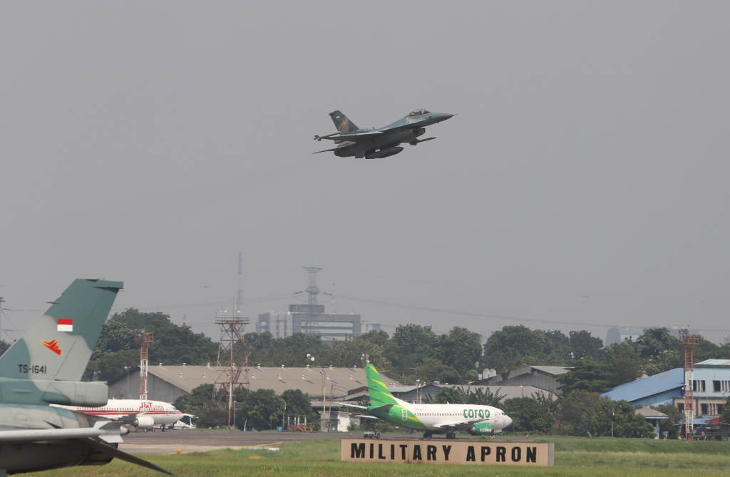TNI-AU menggelar demo flight untuk menyambut HUT ke-80 TNI pada 5 Oktober di Monas (Ashar/SinPo.id)