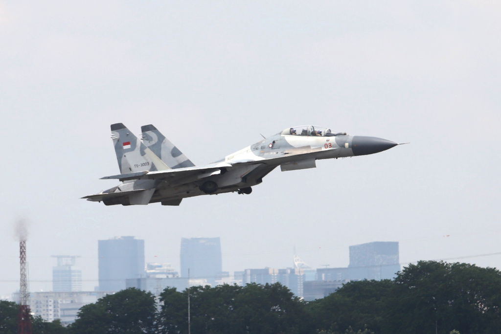 TNI-AU menggelar demo flight untuk menyambut HUT ke-80 TNI pada 5 Oktober di Monas (Ashar/SinPo.id)