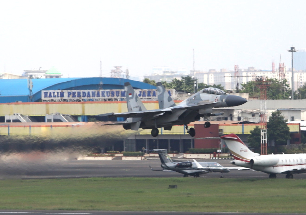 TNI-AU menggelar demo flight untuk menyambut HUT ke-80 TNI pada 5 Oktober di Monas (Ashar/SinPo.id)