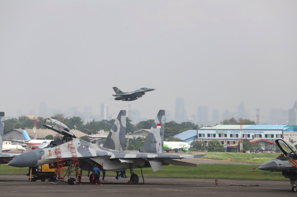 TNI-AU menggelar demo flight untuk menyambut HUT ke-80 TNI pada 5 Oktober di Monas (Ashar/SinPo.id)
