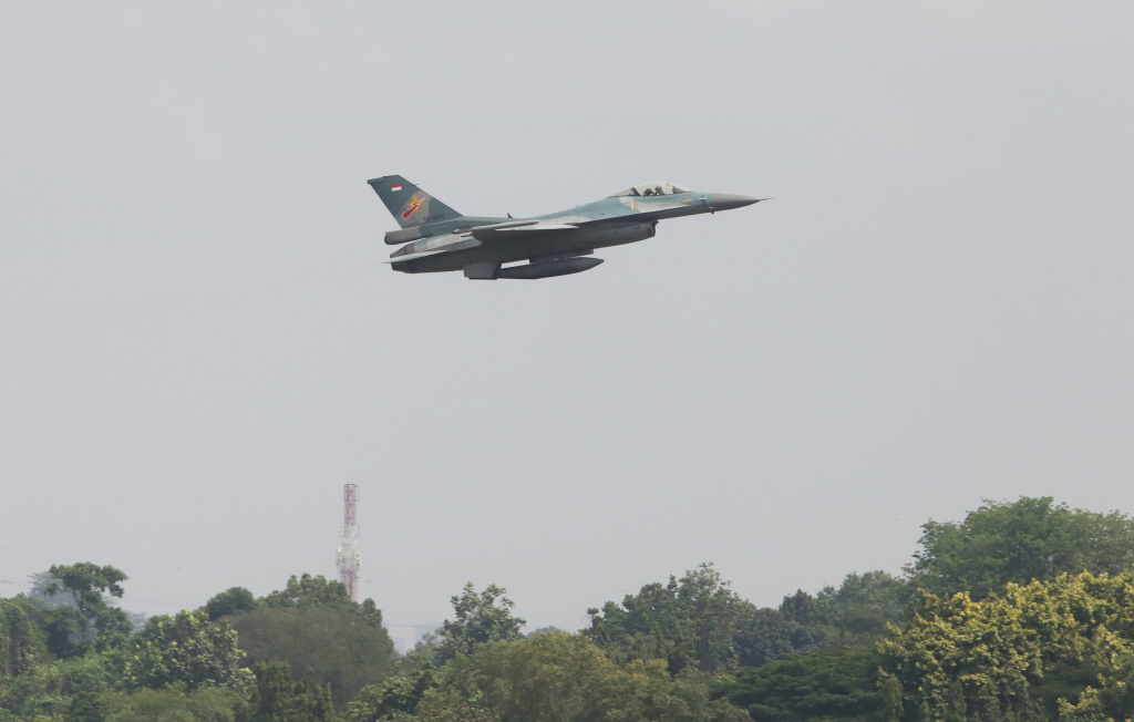 TNI-AU menggelar demo flight untuk menyambut HUT ke-80 TNI pada 5 Oktober di Monas (Ashar/SinPo.id)