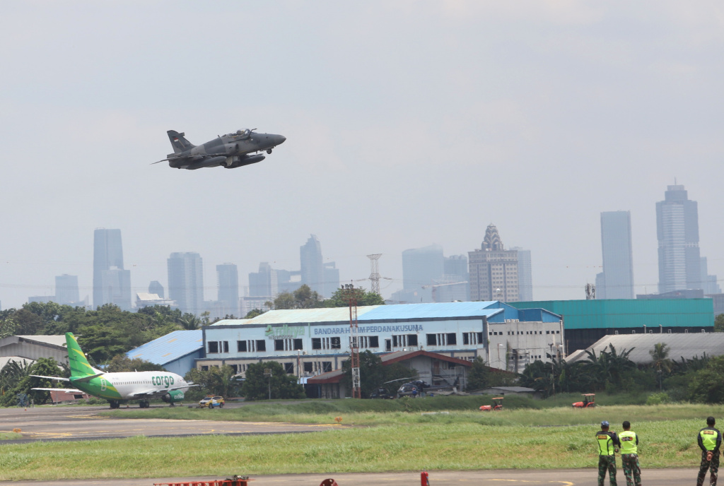 TNI-AU menggelar demo flight untuk menyambut HUT ke-80 TNI pada 5 Oktober di Monas (Ashar/SinPo.id)