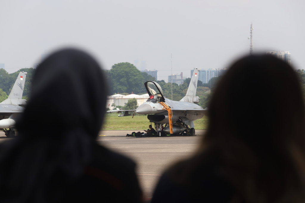 TNI-AU menggelar demo flight untuk menyambut HUT ke-80 TNI pada 5 Oktober di Monas (Ashar/SinPo.id)