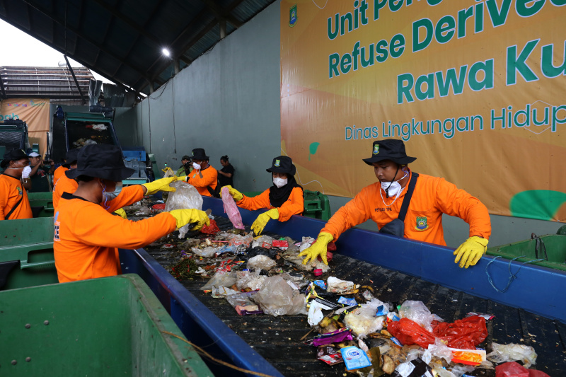 TPA Rawa Kucing Tanggerang mengelola daur ulang sampah plastik menjadi pupuk kompos dan bahan bakar alternatif (Ashar/SinPo.id)