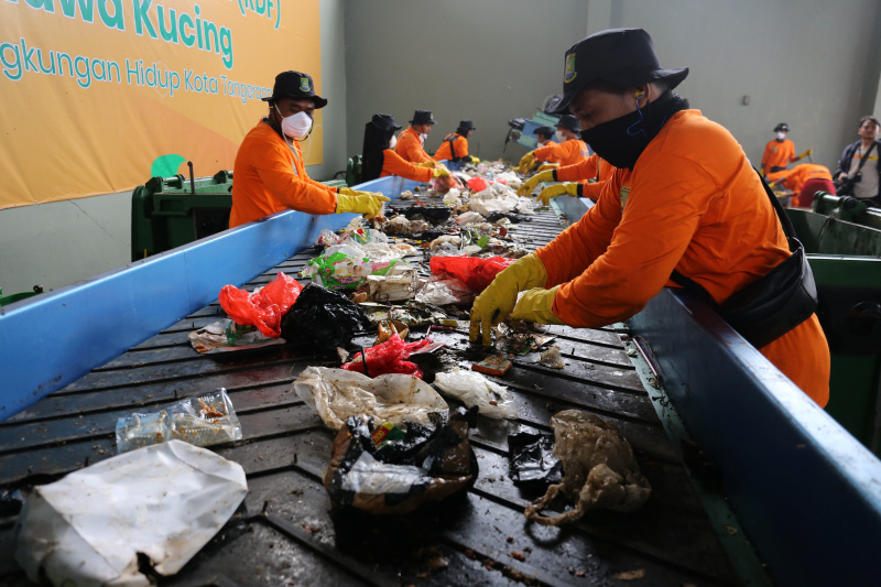 TPA Rawa Kucing Tanggerang mengelola daur ulang sampah plastik menjadi pupuk kompos dan bahan bakar alternatif (Ashar/SinPo.id)