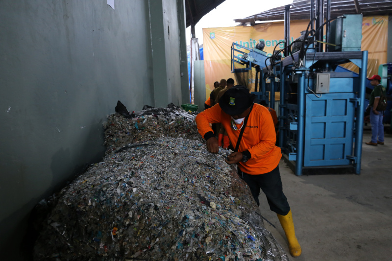 TPA Rawa Kucing Tanggerang mengelola daur ulang sampah plastik menjadi pupuk kompos dan bahan bakar alternatif (Ashar/SinPo.id)