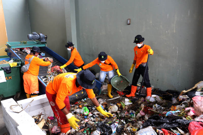 TPA Rawa Kucing Tanggerang mengelola daur ulang sampah plastik menjadi pupuk kompos dan bahan bakar alternatif (Ashar/SinPo.id)