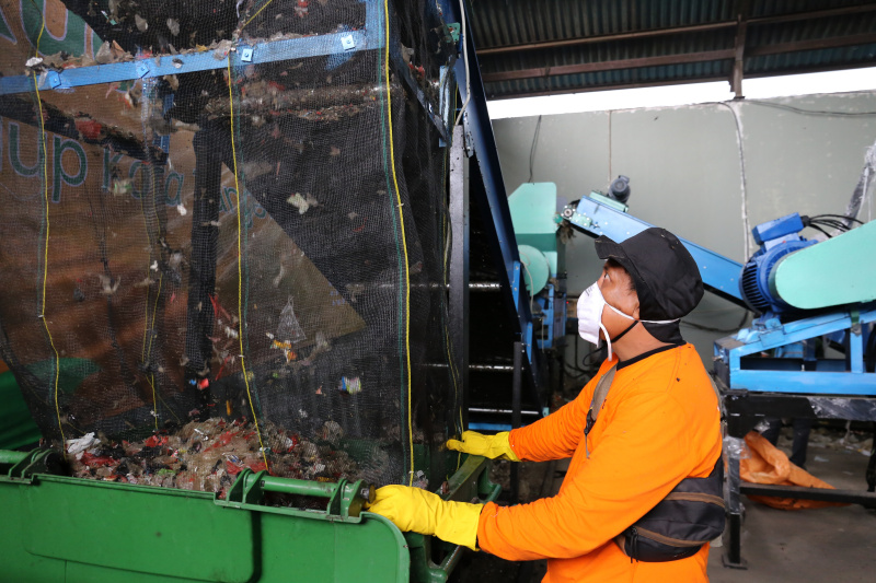 TPA Rawa Kucing Tanggerang mengelola daur ulang sampah plastik menjadi pupuk kompos dan bahan bakar alternatif (Ashar/SinPo.id)