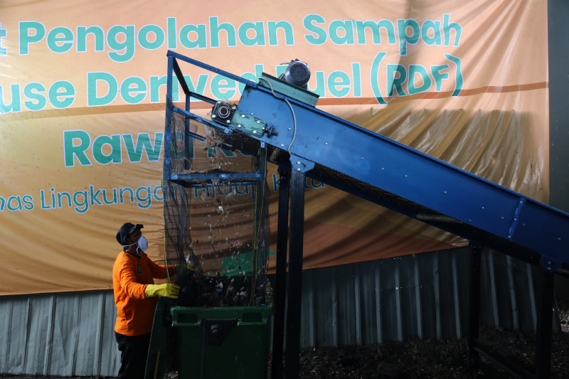 TPA Rawa Kucing Tanggerang mengelola daur ulang sampah plastik menjadi pupuk kompos dan bahan bakar alternatif (Ashar/SinPo.id)