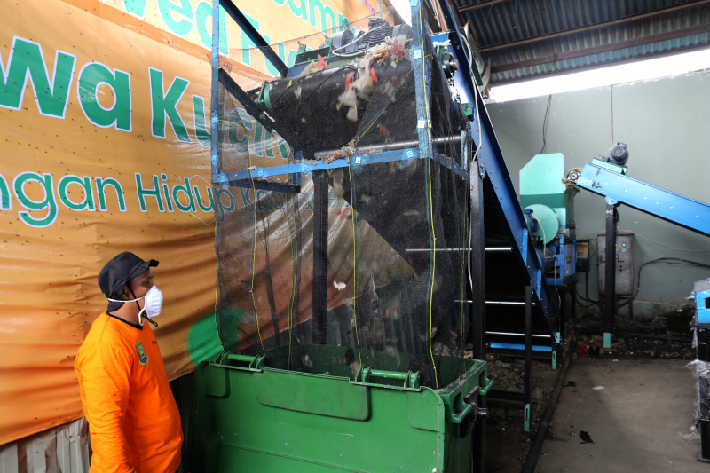 TPA Rawa Kucing Tanggerang mengelola daur ulang sampah plastik menjadi pupuk kompos dan bahan bakar alternatif (Ashar/SinPo.id)