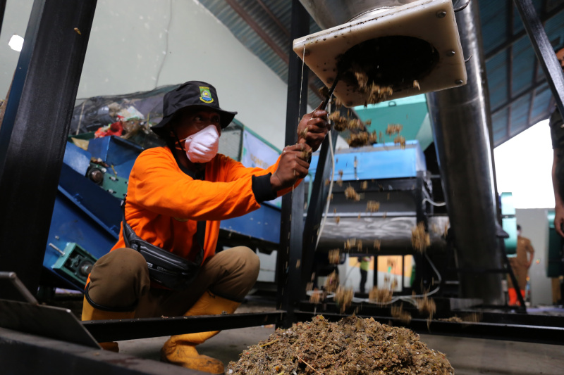 TPA Rawa Kucing Tanggerang mengelola daur ulang sampah plastik menjadi pupuk kompos dan bahan bakar alternatif (Ashar/SinPo.id)