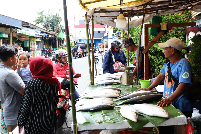 Tradisi Rawa Belong banyak pedagang dadakan menjual Bandeng Jumbo menjelang perayaan Imlek (Ashar/SinPo.id)