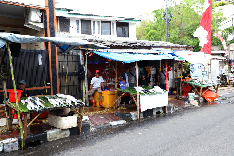 Tradisi Rawa Belong banyak pedagang dadakan menjual Bandeng Jumbo menjelang perayaan Imlek (Ashar/SinPo.id)