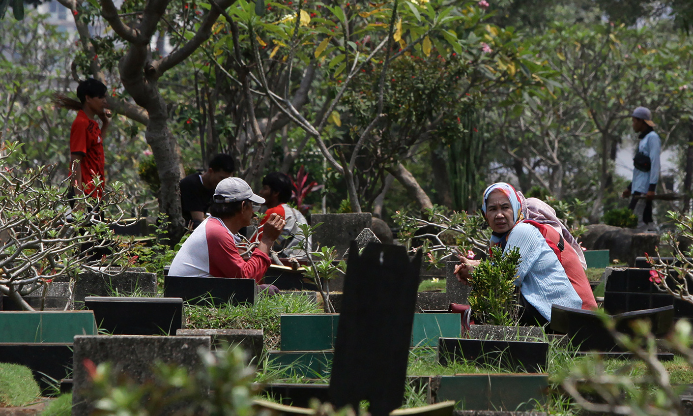 Umat muslim sedang melakukan ziarah makam keluarga jelang Bulan Suci Ramadan di pemakaman umum karet bivak (Ashar/SinPo.id)