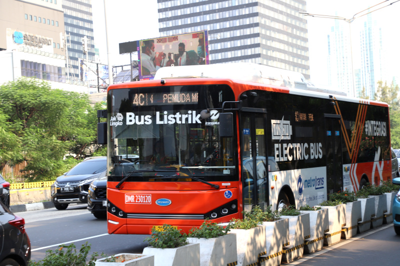 Bus Transjakarta berencana menambah 200 bus listrik hingga akhir tahun 2024 (Ashar/SinPo.id)