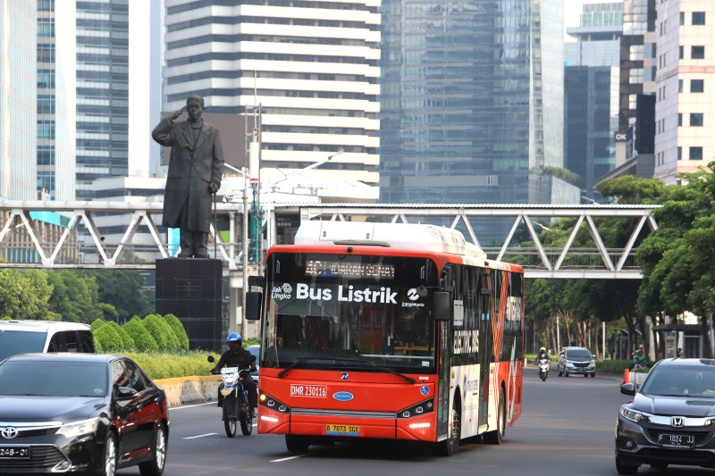 Bus Transjakarta berencana menambah 200 bus listrik hingga akhir tahun 2024 (Ashar/SinPo.id)