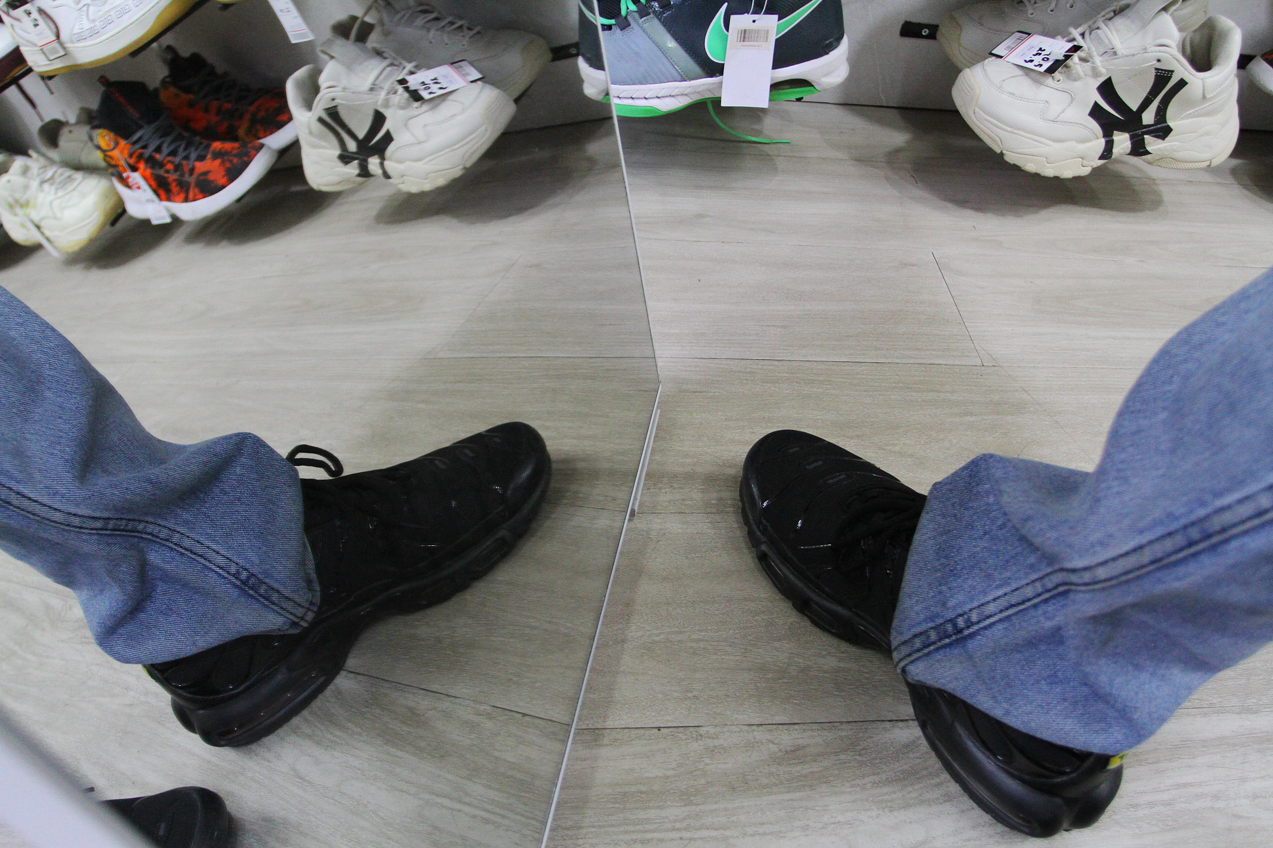 Presiden Prabowo Subianto disambut hangat oleh yang Perdana Menterin Arab Saudi Mulia Pangeran Mohammed bin Salman Al Saud di Istana Salam Jeddah (Ashar/Foto:BiroSetpres/SinPo.id)