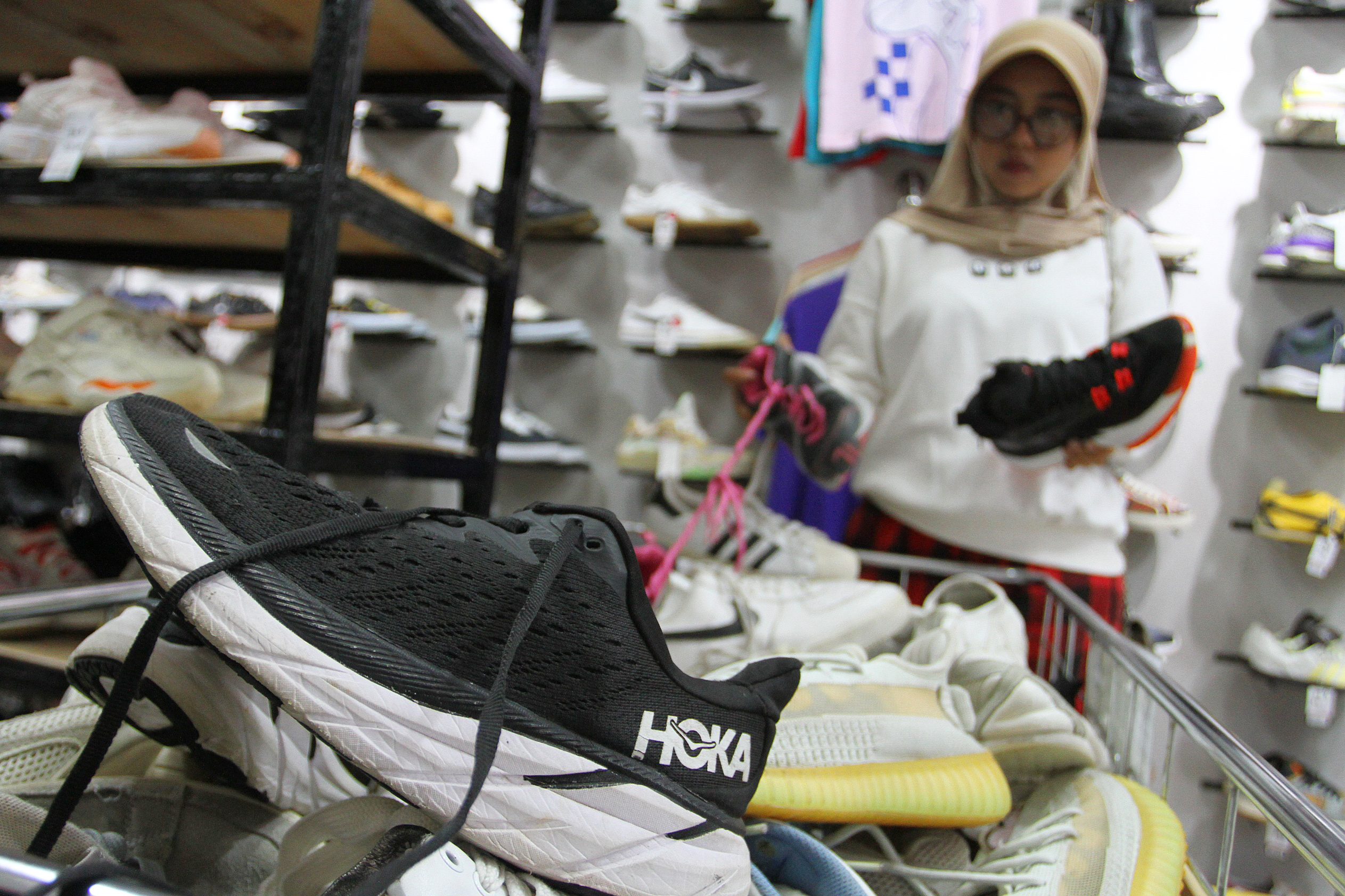 Presiden Prabowo Subianto disambut hangat oleh yang Perdana Menterin Arab Saudi Mulia Pangeran Mohammed bin Salman Al Saud di Istana Salam Jeddah (Ashar/Foto:BiroSetpres/SinPo.id)