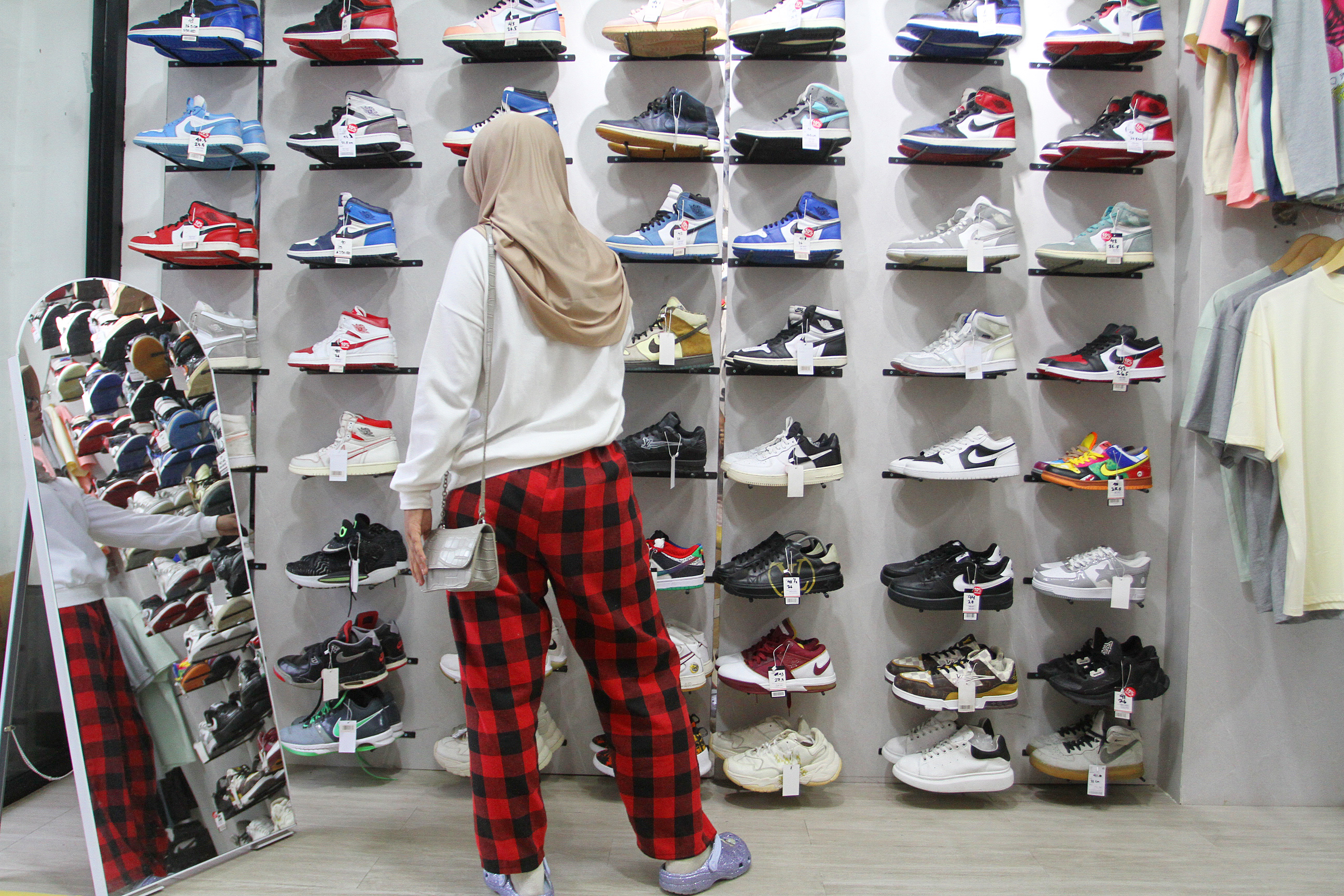 Presiden Prabowo Subianto disambut hangat oleh yang Perdana Menterin Arab Saudi Mulia Pangeran Mohammed bin Salman Al Saud di Istana Salam Jeddah (Ashar/Foto:BiroSetpres/SinPo.id)