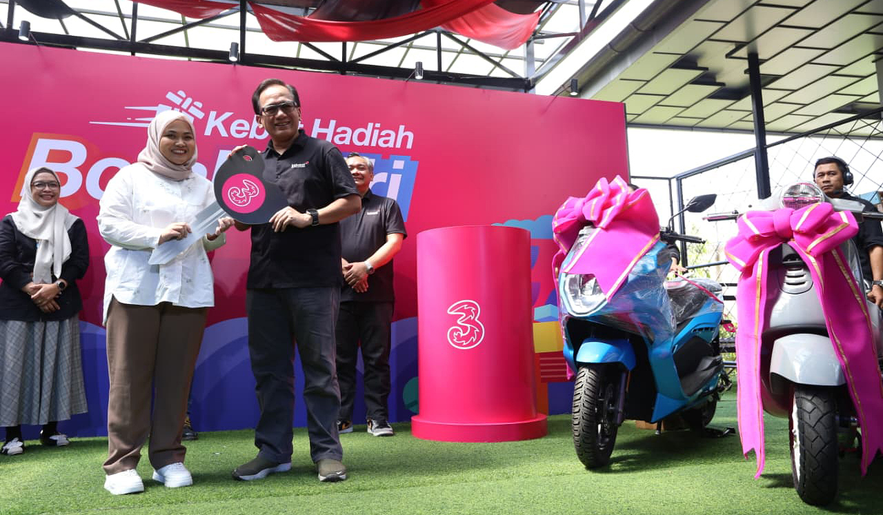 Penyerahan hadiah BombasTri.